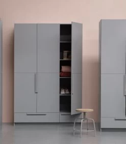 WOOOD Pure 1-Deurs Legkast - Grenen - Betongrijs - 215x48x60 -Meubilair Verkoop a558ed3f673c45bba02e931115acfea2