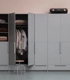 WOOOD Pure 1-Deurs Legkast - Grenen - Betongrijs - 215x48x60 -Meubilair Verkoop acefb28347164b5e86c78f49312084ad