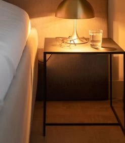 Conner S - Bijzettafel - Zwart